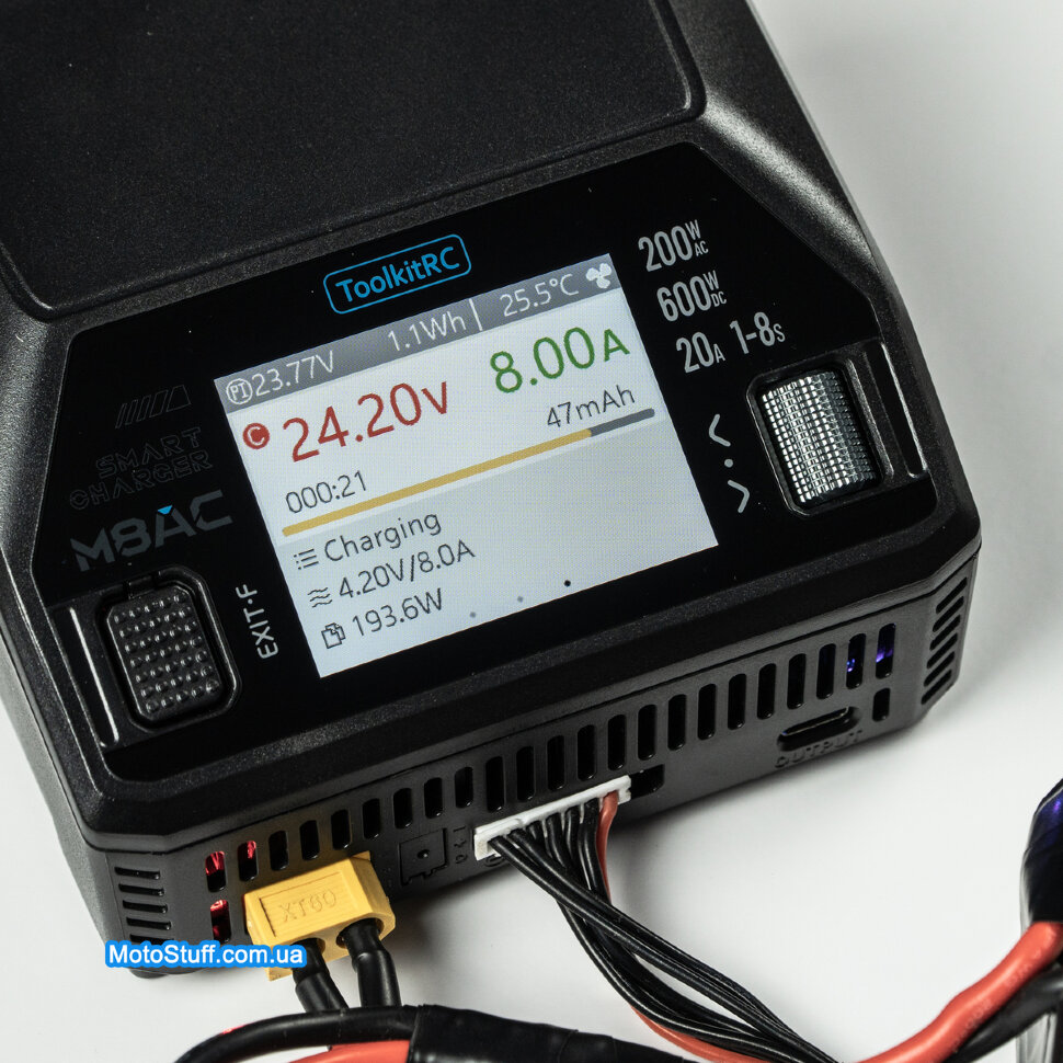Зарядний пристрій ToolkitRC M8AC (AC 200 Вт / DC 600 Вт)