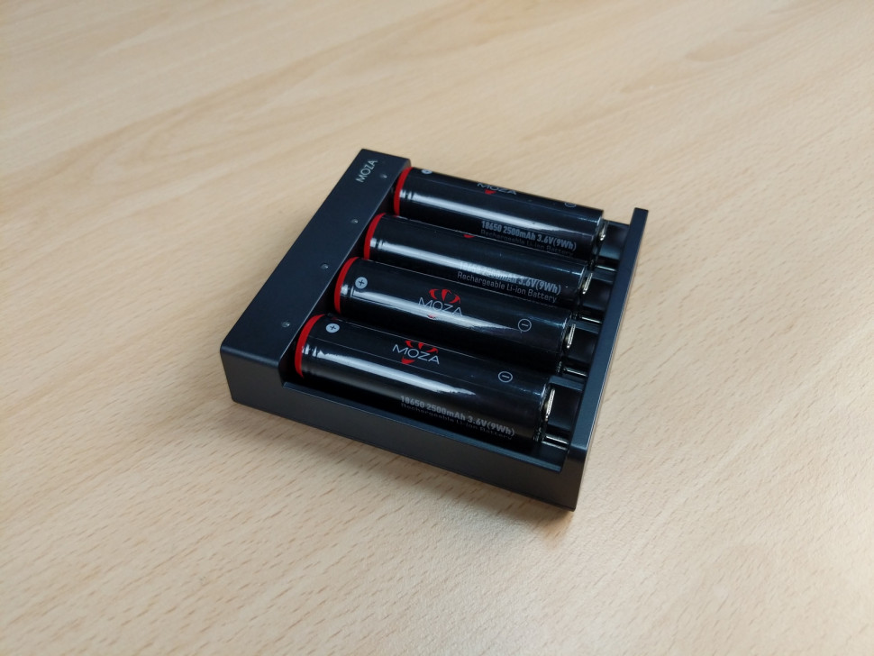 Зарядное устройство + аккумуляторы Moza 18650 (4шт.)