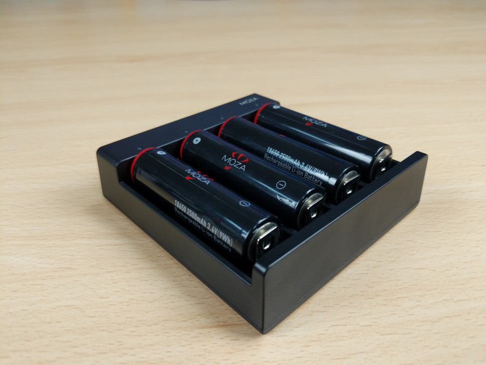 Зарядное устройство + аккумуляторы Moza 18650 (4шт.)