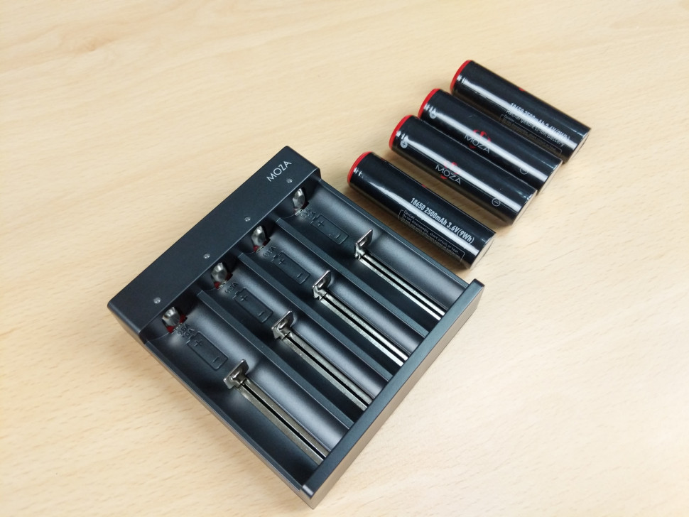 Зарядное устройство + аккумуляторы Moza 18650 (4шт.)